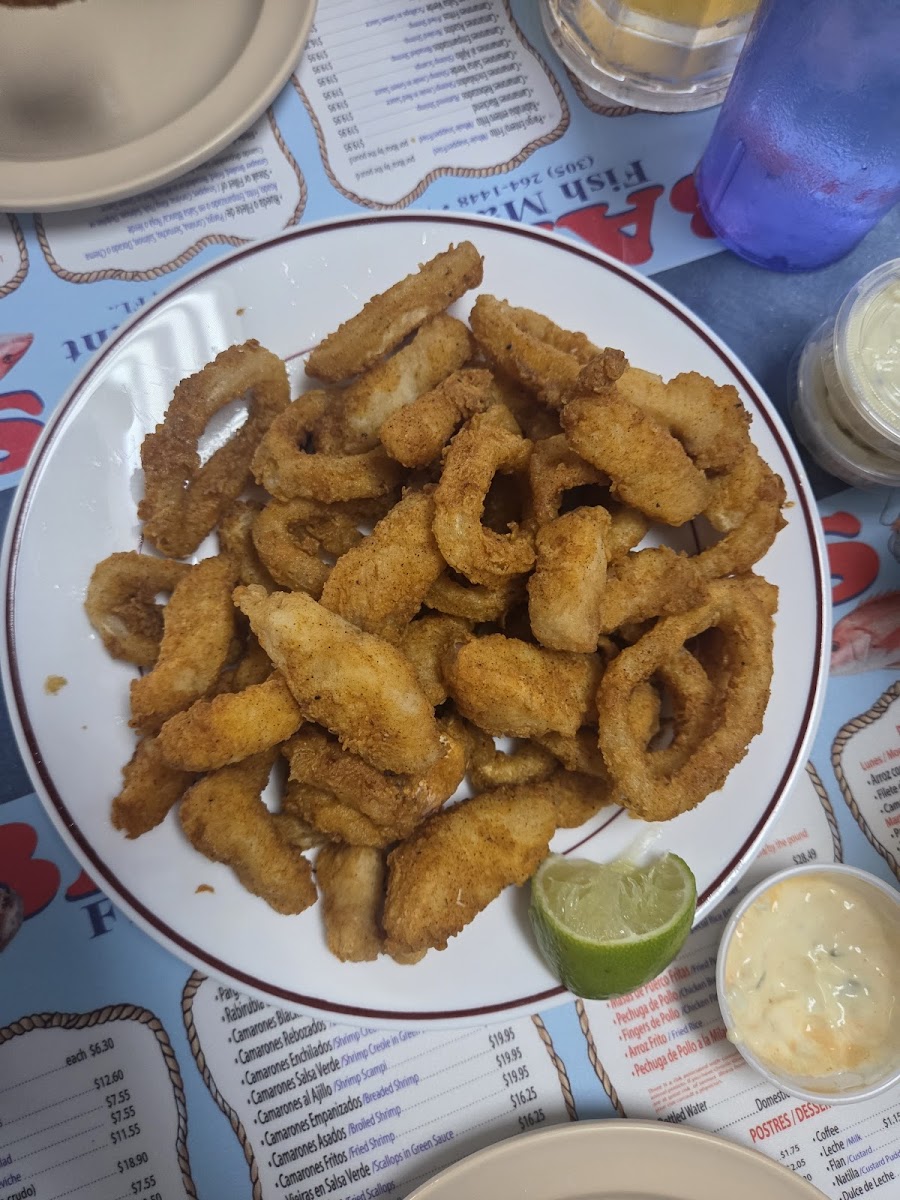 Fried calamari with lime wedge